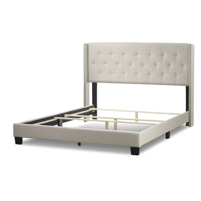Lit en tissu beige avec capitonnage et ailes cloutées