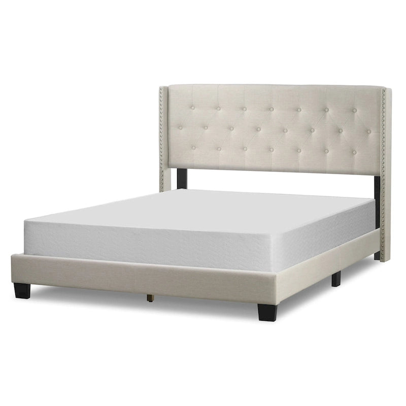 Lit en tissu beige avec capitonnage et ailes cloutées