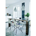 Lot de 2 chaises de salle à manger modernes du milieu du siècle, sans accoudoirs, avec coque en plastique et piétement Eiffel en métal noir, couleur blanche