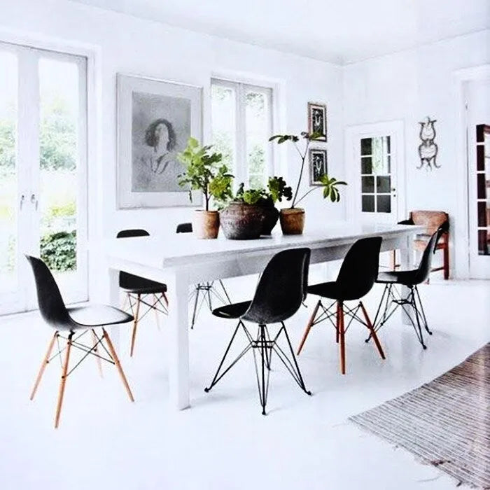 Lot de 2 chaises de salle à manger modernes du milieu du siècle, sans accoudoirs, avec coque en plastique et piétement Eiffel en métal noir, couleur blanche