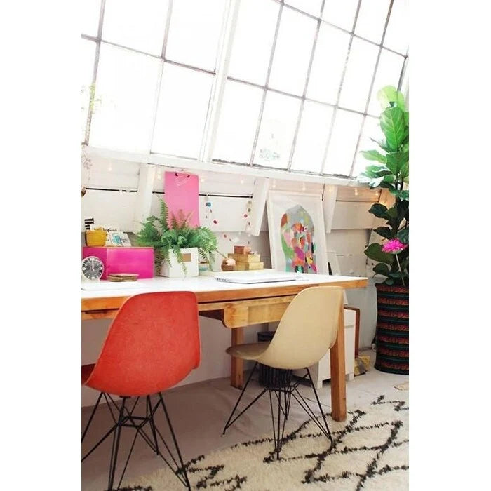 Lot de 2 chaises de salle à manger modernes du milieu du siècle, sans accoudoirs, avec coque en plastique et piétement Eiffel en métal noir, couleur blanche