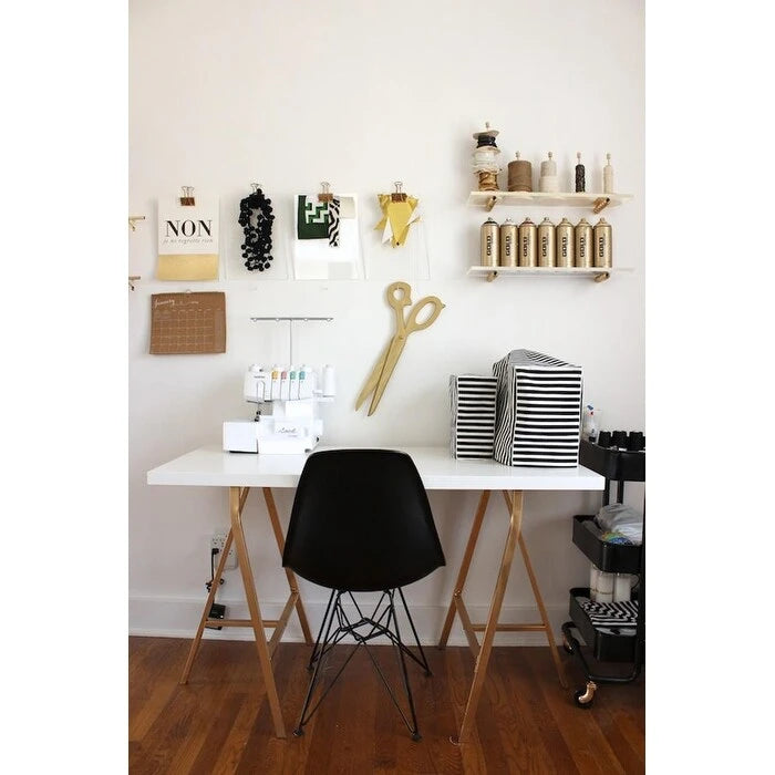 Lot de 2 chaises de salle à manger modernes du milieu du siècle, sans accoudoirs, avec coque en plastique et piétement Eiffel en métal noir, couleur blanche