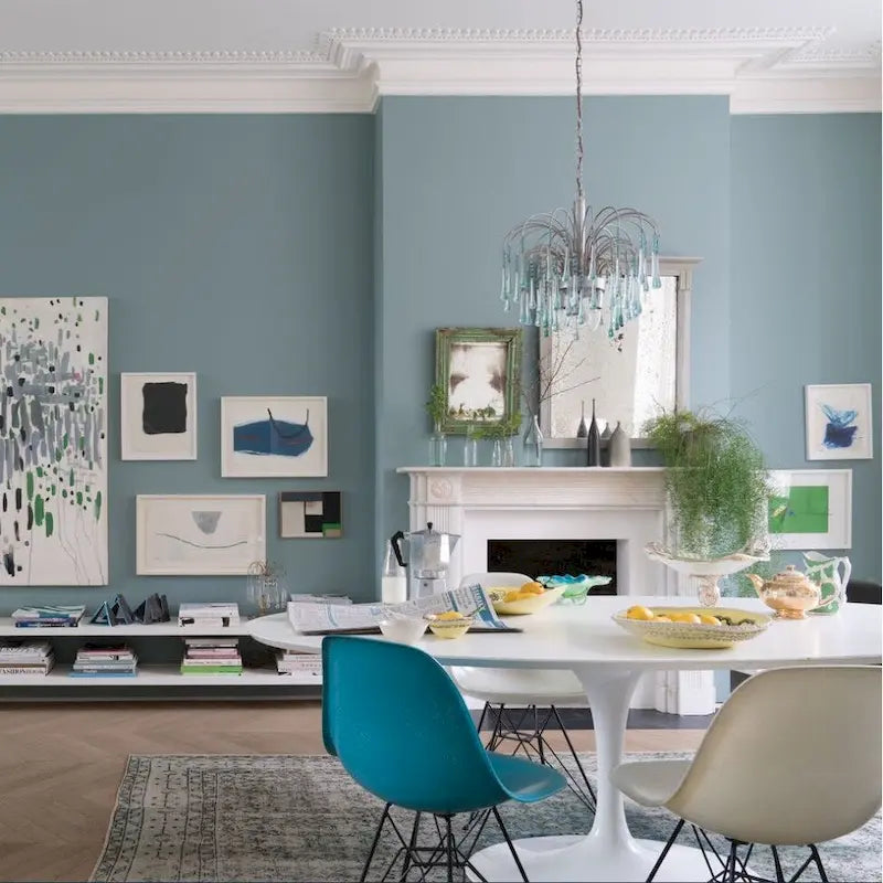 Lot de 2 chaises de salle à manger modernes du milieu du siècle, sans accoudoirs, avec coque en plastique et piétement Eiffel en métal noir, couleur blanche