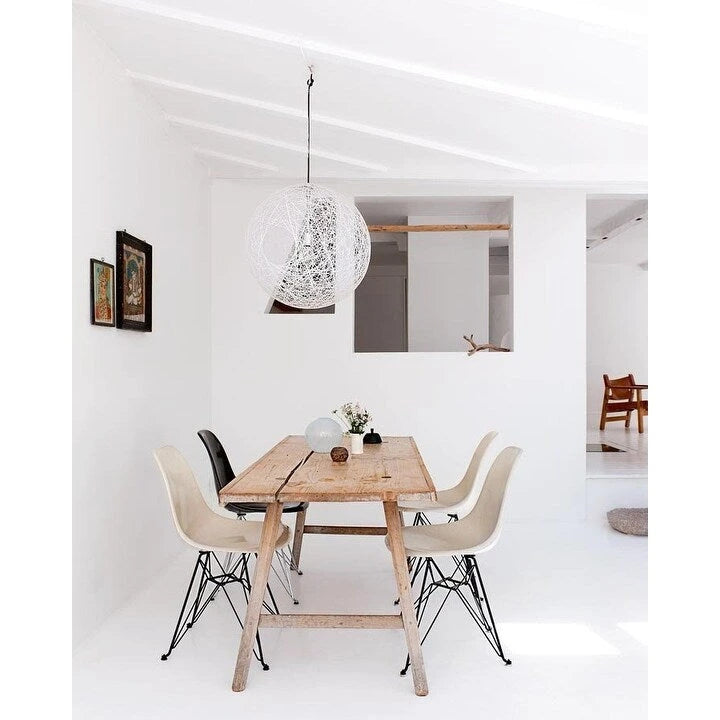 Lot de 2 chaises de salle à manger modernes du milieu du siècle, sans accoudoirs, avec coque en plastique et piétement Eiffel en métal noir, couleur blanche