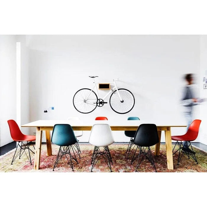 Lot de 2 chaises de salle à manger modernes du milieu du siècle, sans accoudoirs, avec coque en plastique et piétement Eiffel en métal noir, couleur blanche