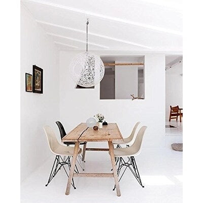 Lot de 2 chaises de salle à manger modernes du milieu du siècle, sans accoudoirs, avec coque en plastique et piétement Eiffel en métal noir, couleur blanche